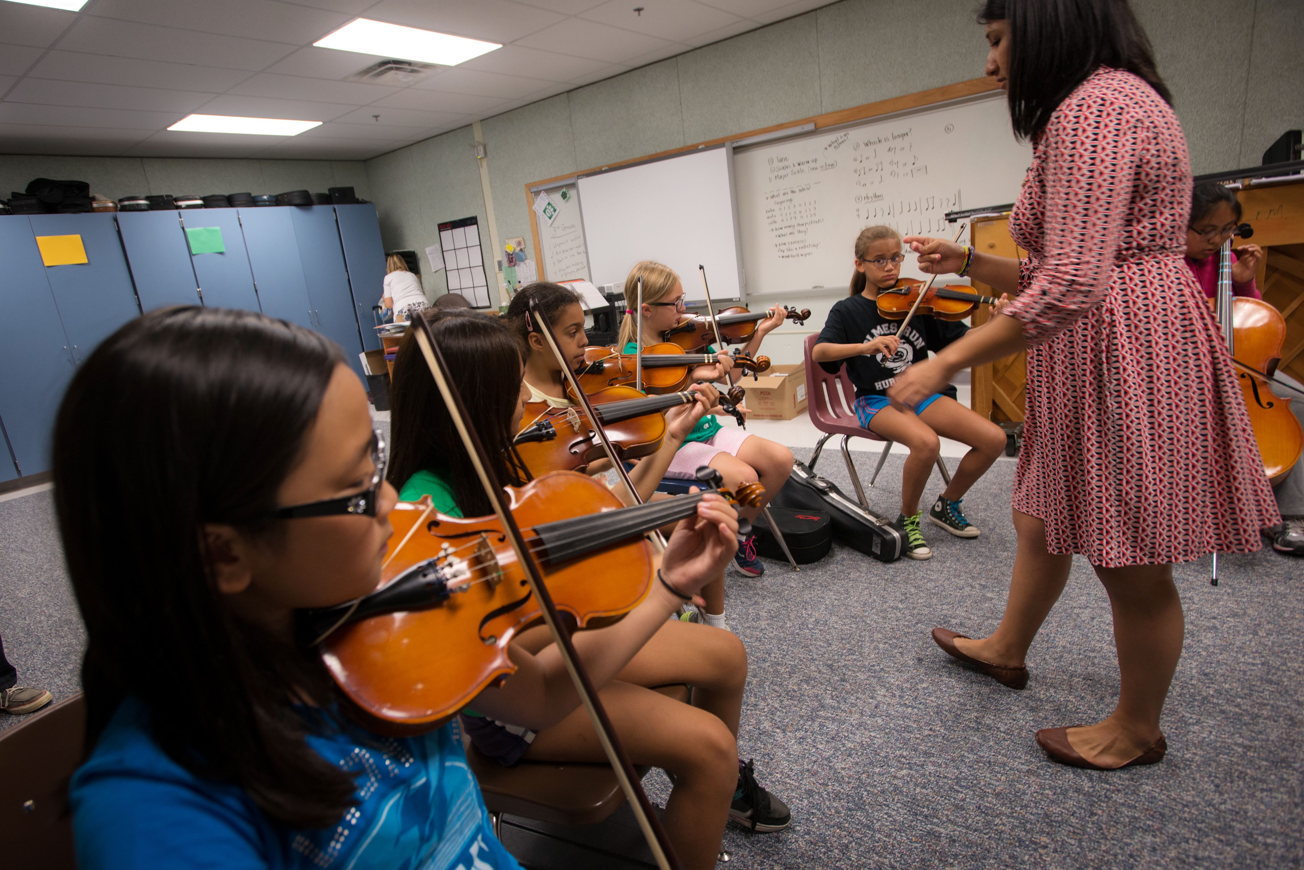 Malia Pereyra instructs Woodburn Elementary students through the Potomac Arts Academy. Photo by Evan Cantwell/Creative Services/George Mason University.